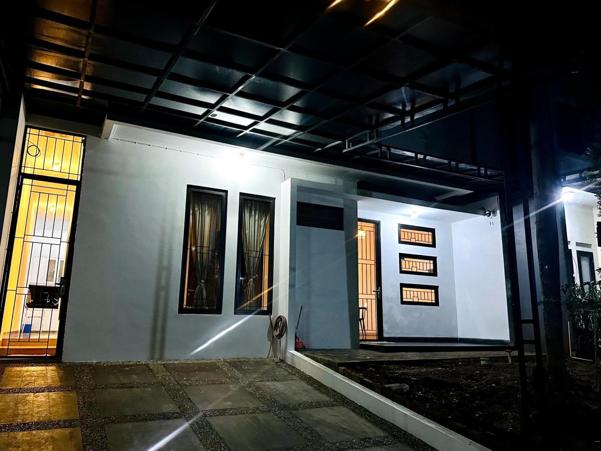 4-Bedroom Home In South Jakarta Nuansa Swadarma Residence By Le Ciel Hospitality Екстериор снимка
