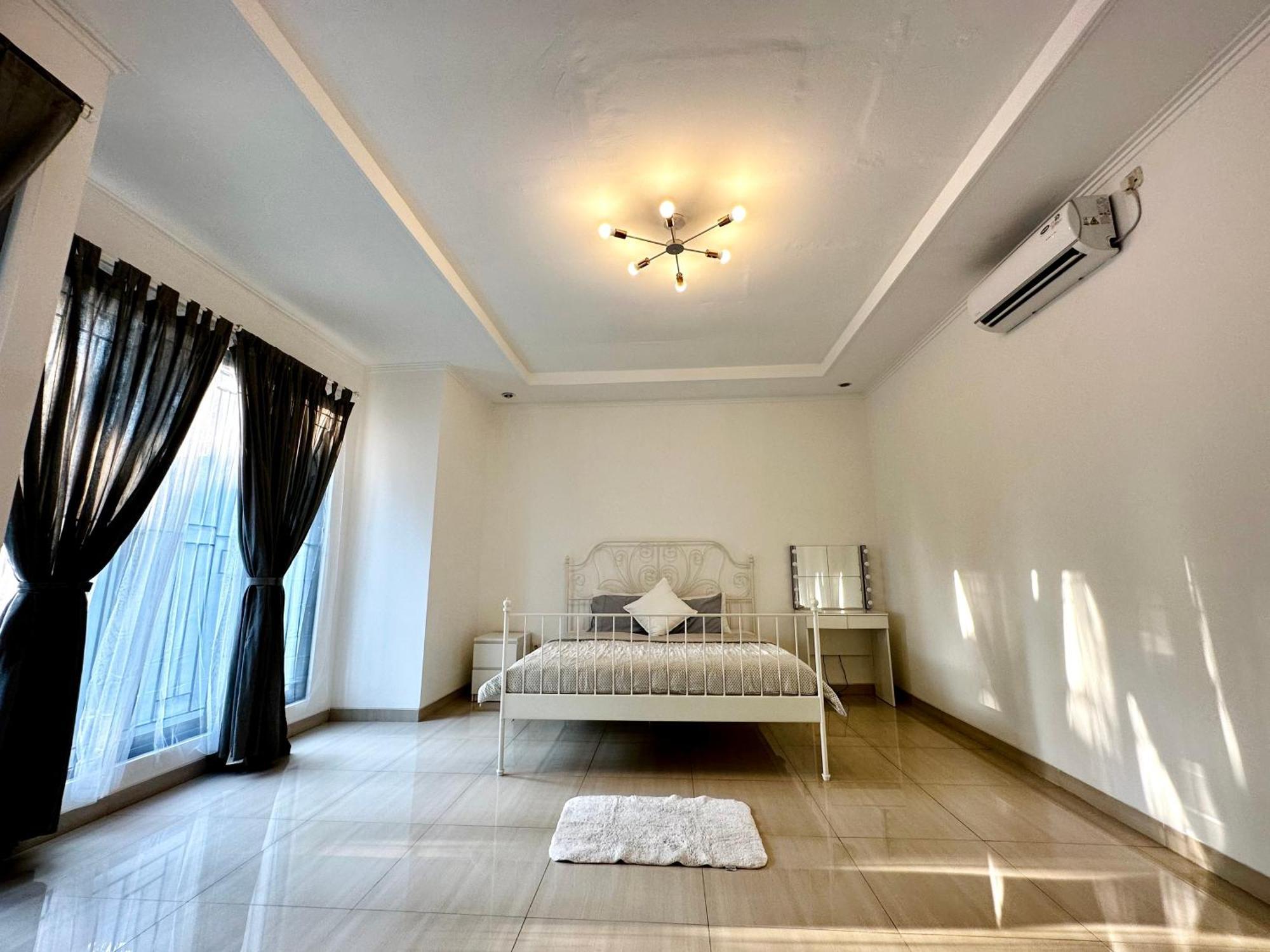 4-Bedroom Home In South Jakarta Nuansa Swadarma Residence By Le Ciel Hospitality Екстериор снимка